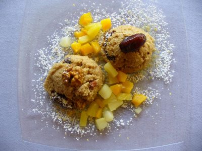 Süßer Couscous mit Datteln und Walnüssen