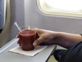 Hast du gewusst, warum Tomatensaft im Flugzeug besser schmeckt