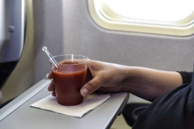 Hast du gewusst, warum Tomatensaft im Flugzeug besser schmeckt