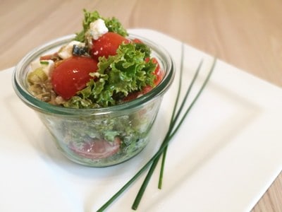 Wuerziger Salat mit Sardellen, Kapern und Feta