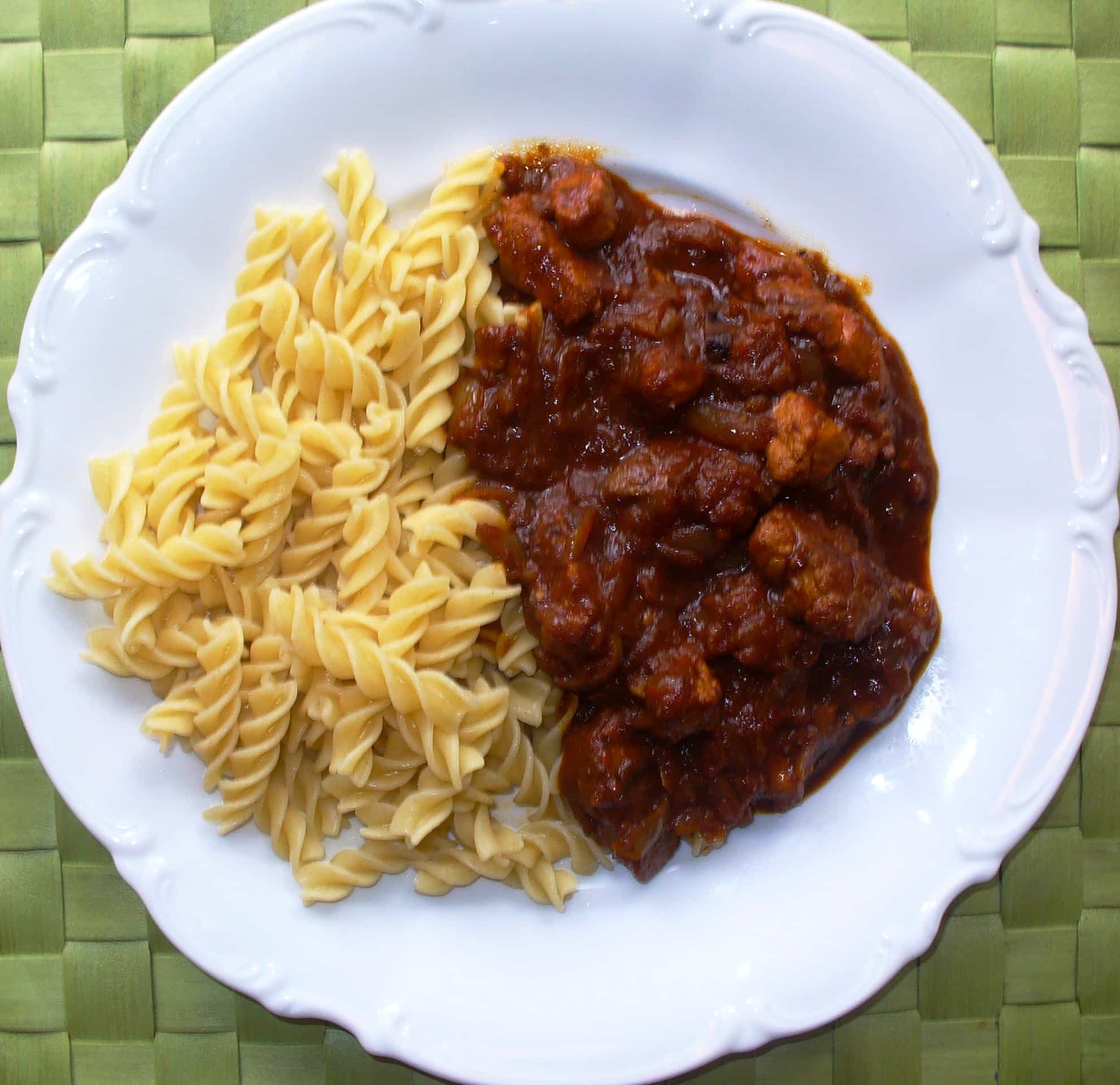 Schweinegulasch mit Vollkornnudeln