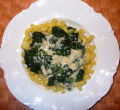 Nudeln mit Blattspinat und Gorgonzola